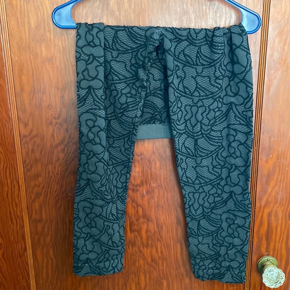 Gray and black patterned leggings - Picture 2 of 5